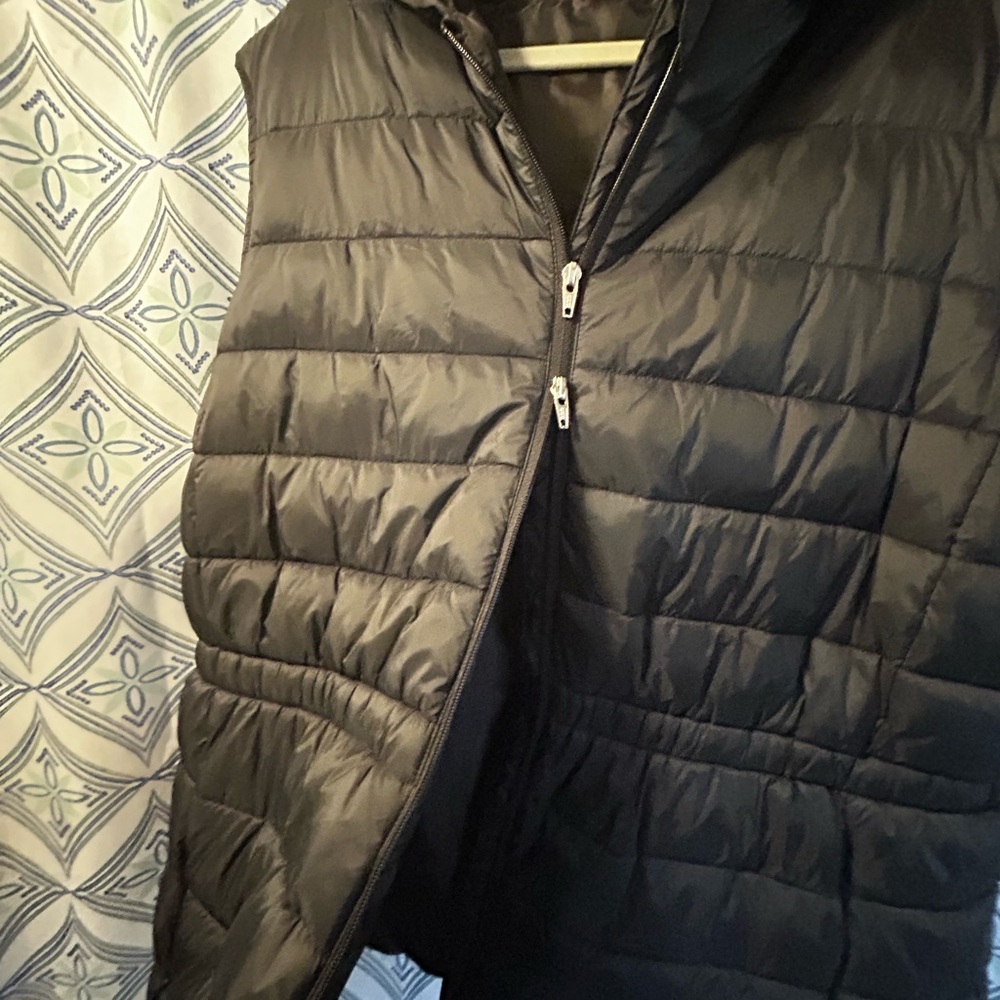 EUC Swiss Tech Black Quilted Vest w/Front Pockets & 2 Way Zipper, Elastic Waist - Picture 11 of 13